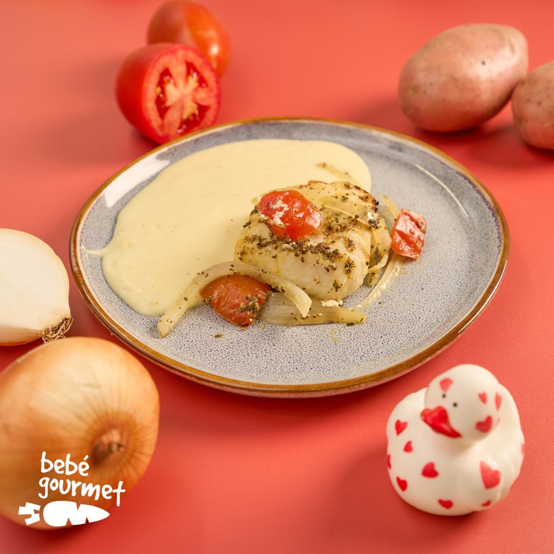 Filete de Pescada Assada em Cebolada com Puré de Batata (12+)